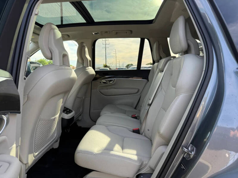 2017 Volvo XC90 T6 Momentum