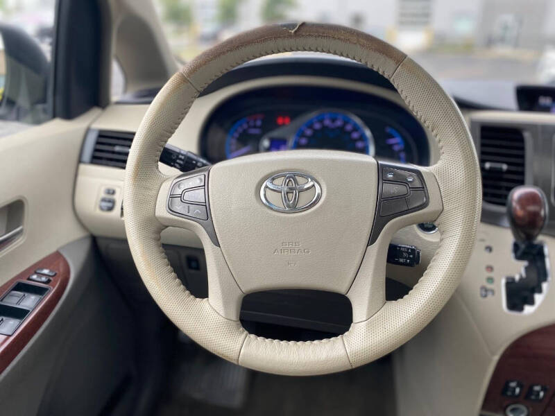 2013 Toyota Sienna XLE 8-Passenger