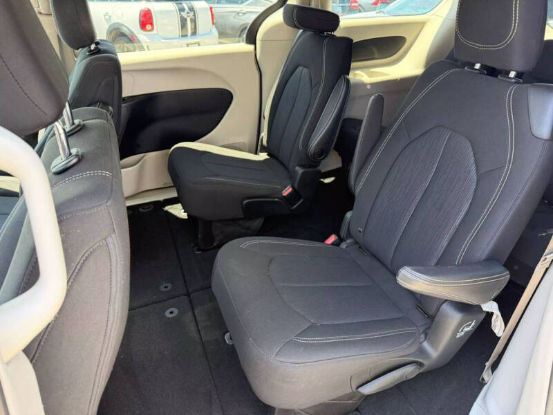 2020 Chrysler Voyager LX