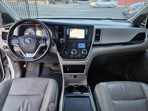 2015 Toyota Sienna XLE Premium 8-Passenger