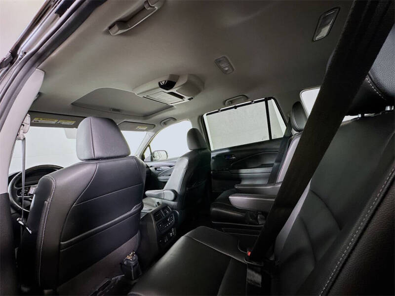 2019 Honda Pilot Touring w/Rear Captain's Chairs