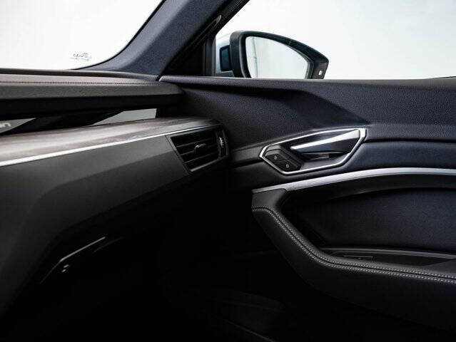 2022 Audi e-tron quattro Premium