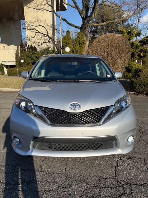 2014 Toyota Sienna SE 8-Passenger