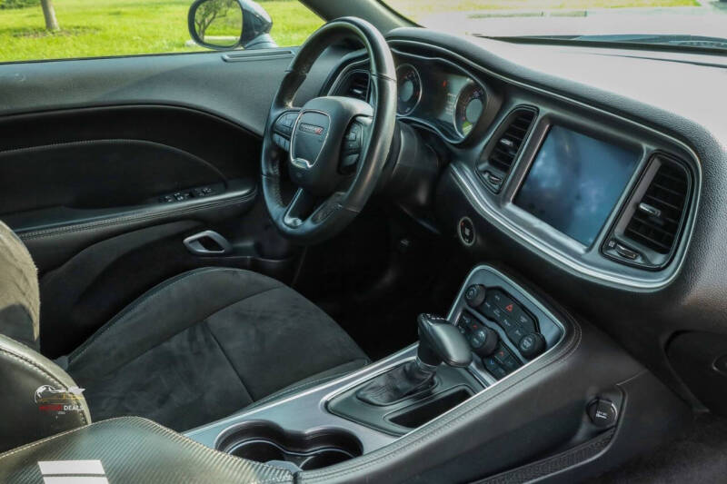 2017 Dodge Challenger 392 HEMI Scat Pack Shaker