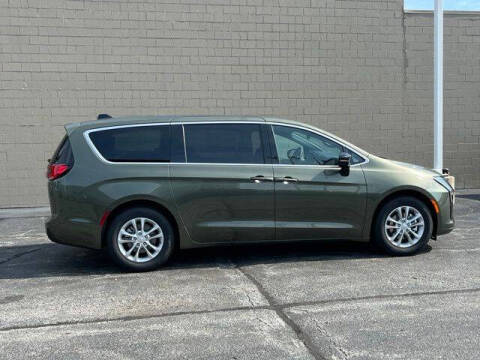 2027 Chrysler Pacifica Select