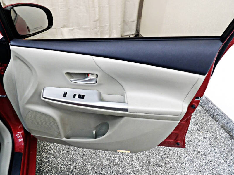 2014 Toyota Prius v Five