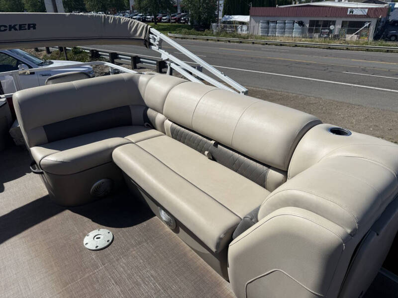 2021 Sun Tracker 20 DLX