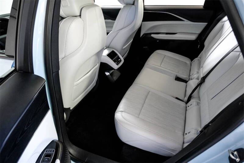 2024 Cadillac LYRIQ Luxury 1