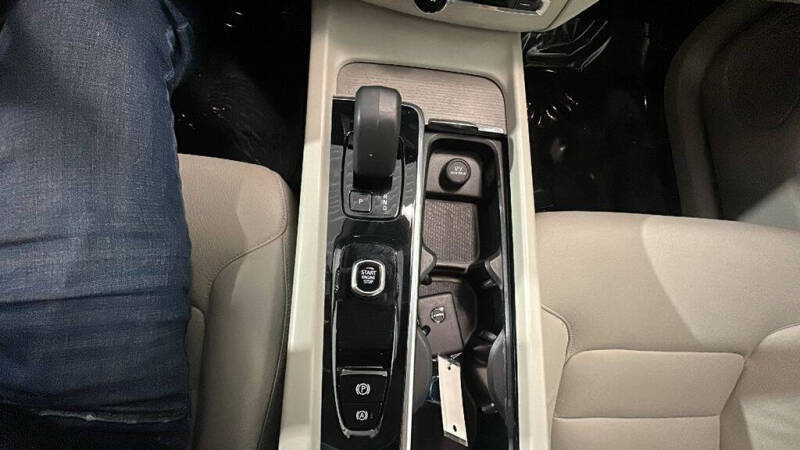 2023 Volvo XC60 B5 Plus Dark Theme