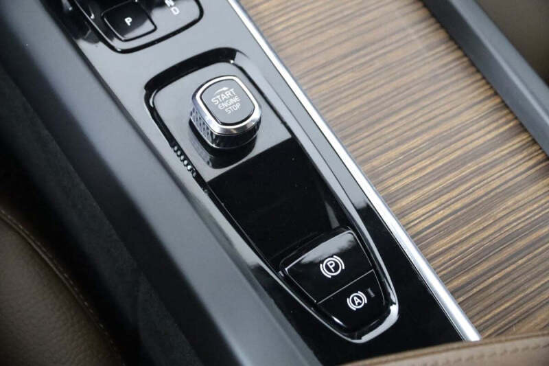 2023 Volvo XC60 B5 Plus Dark Theme