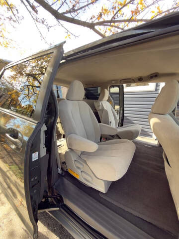 2011 Toyota Sienna LE 7-Passenger Auto Access Seat