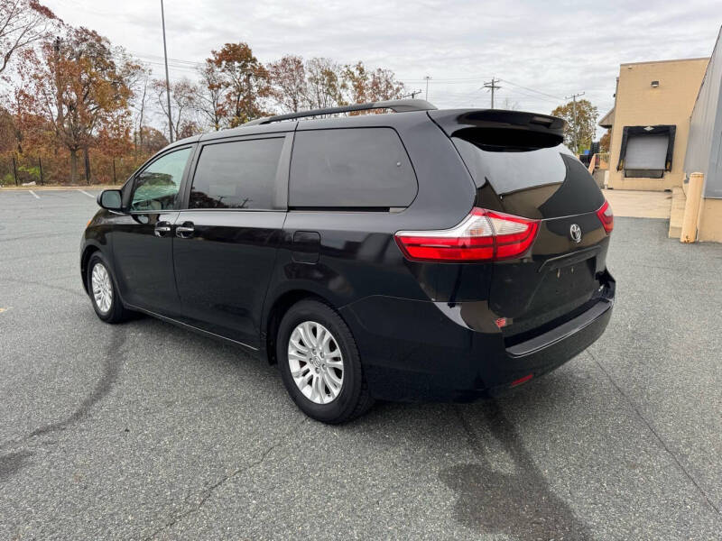 2016 Toyota Sienna XLE photo 7