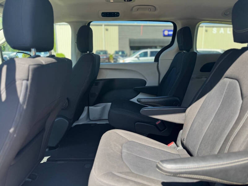 2022 Chrysler Voyager LX