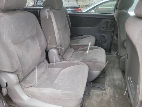 2004 Toyota Sienna LE 8 Passenger
