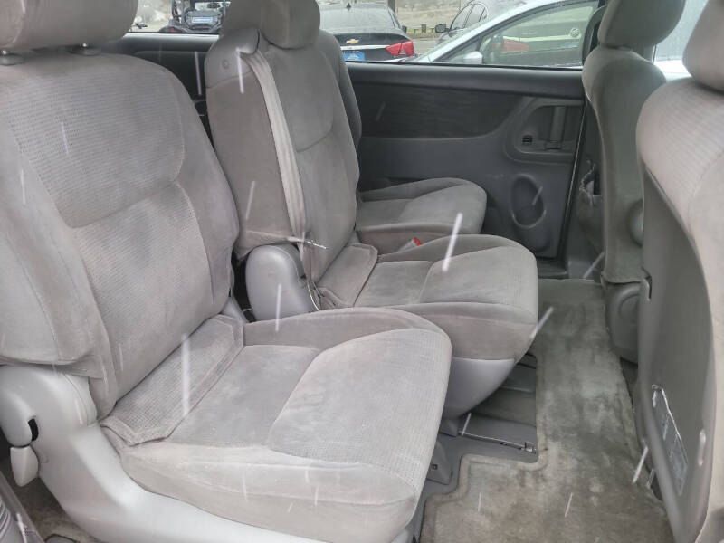 2004 Toyota Sienna LE 8 Passenger