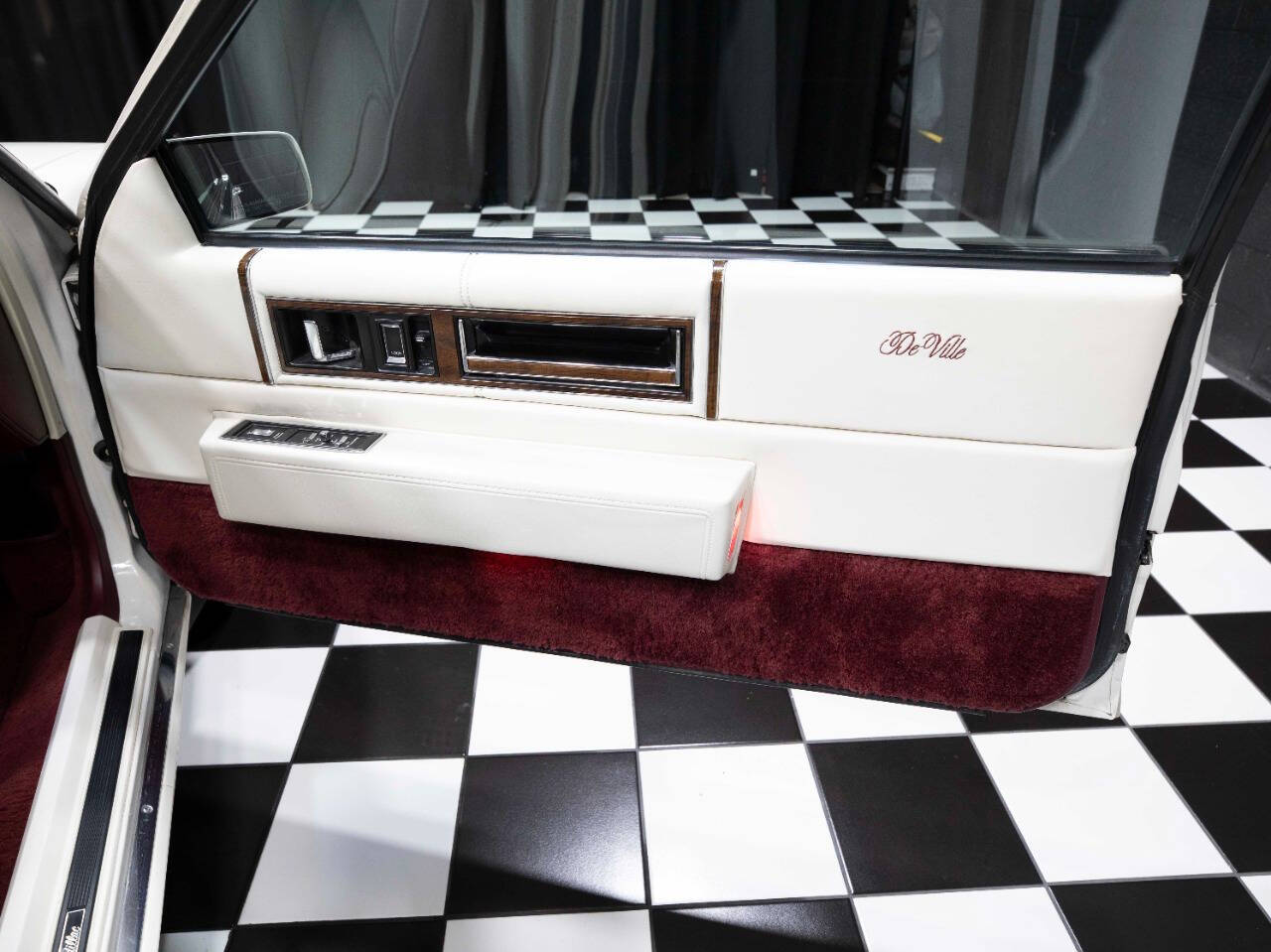 1990 Cadillac DeVille 32