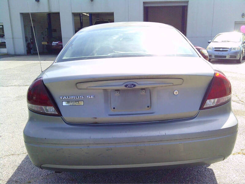 2004 Ford Taurus SE