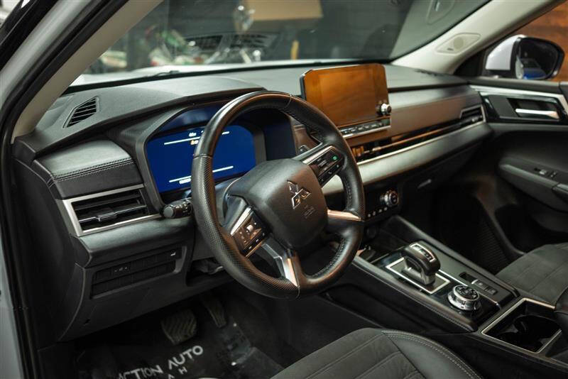 2024 Mitsubishi Outlander SE