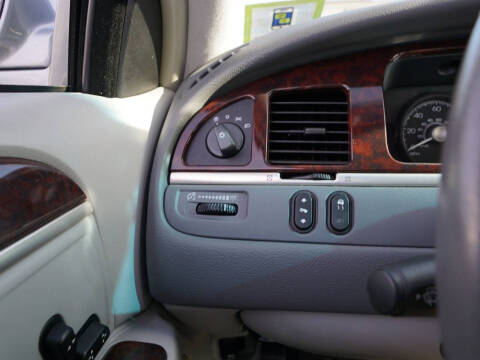 2006 Lincoln Town Car Signature