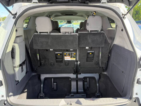 2022 Toyota Sienna LE 8-Passenger