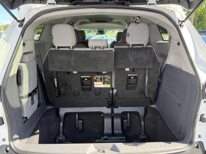 2022 Toyota Sienna LE 8-Passenger