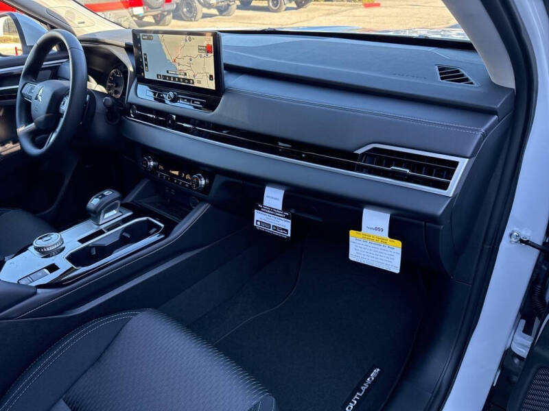 2025 Mitsubishi Outlander ES