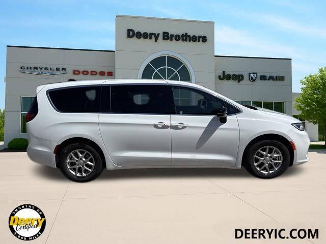 2025 Chrysler Pacifica Select