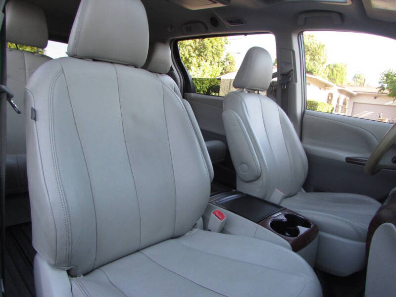 2013 Toyota Sienna XLE 8-Passenger