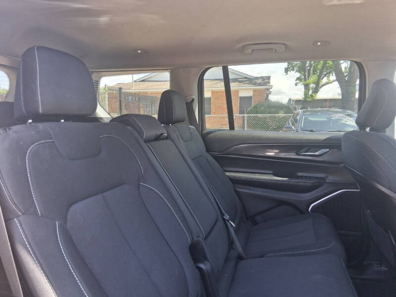 2022 Jeep Grand Cherokee L Laredo