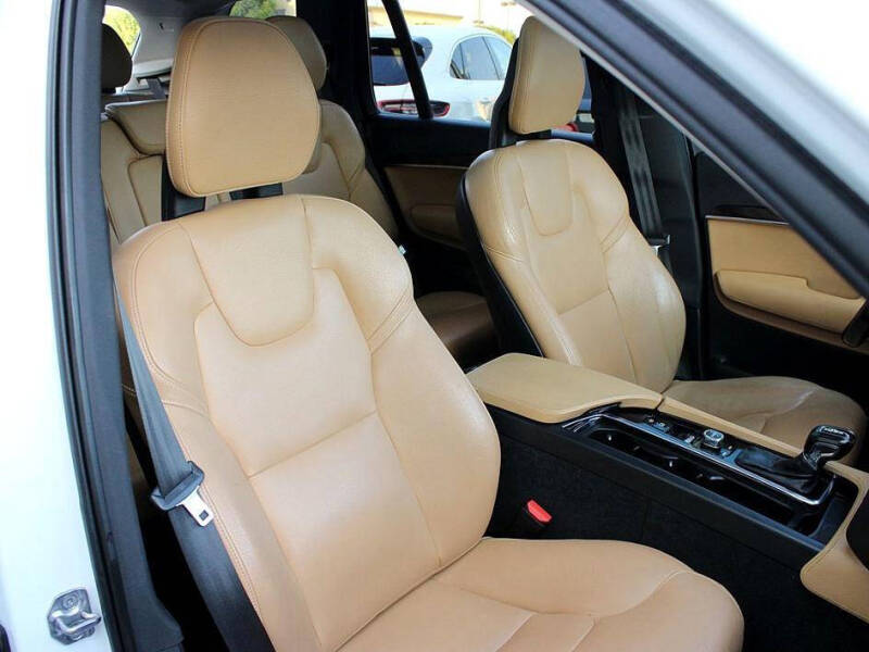 2016 Volvo XC90 T6 Momentum