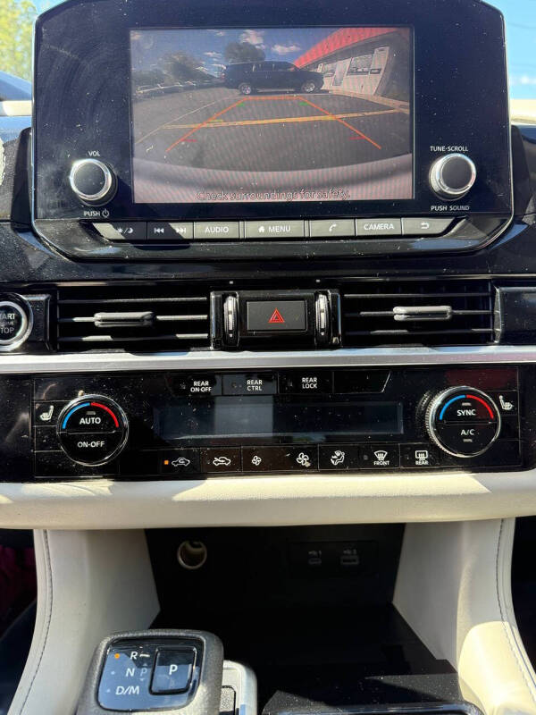 2022 Nissan Pathfinder SV