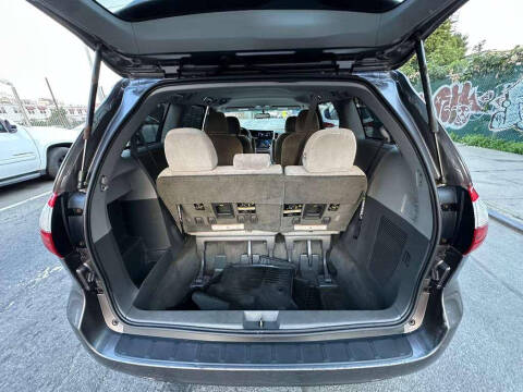 2017 Toyota Sienna LE 7-Passenger