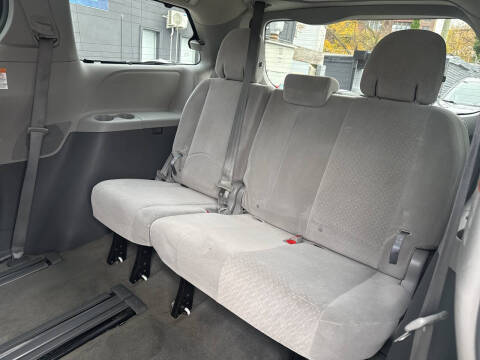 2015 Toyota Sienna LE 7-Passenger Auto Access Seat