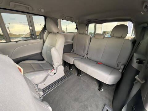 2017 Toyota Sienna XLE 7-Passenger Auto Access Seat