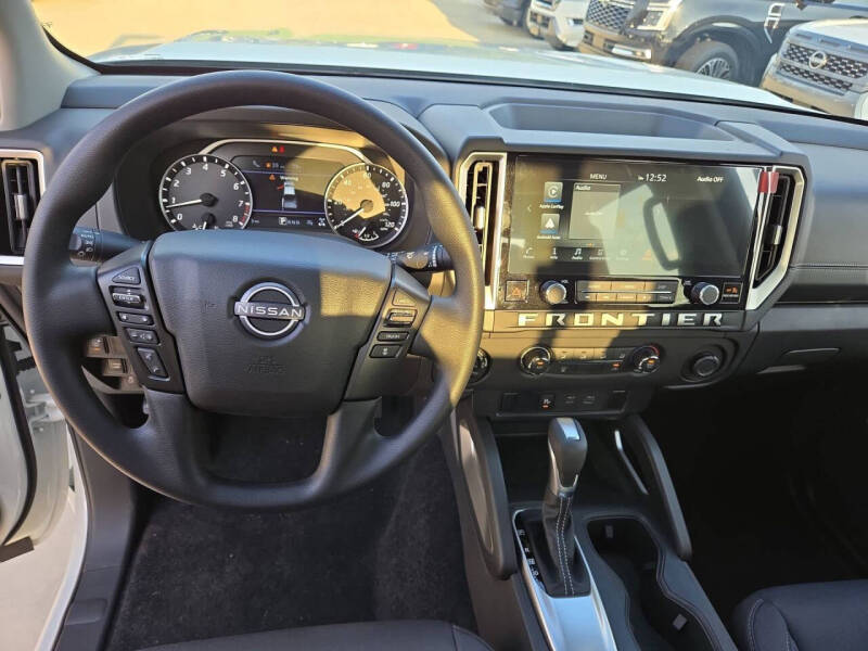 2025 Nissan Frontier SV