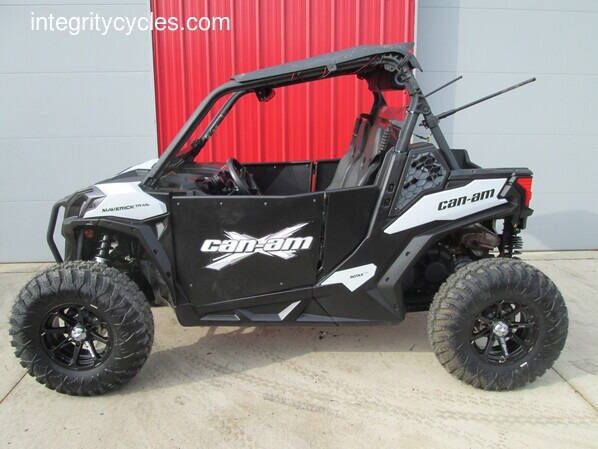 2023 Can-Am MAVERICK 700 DPS
