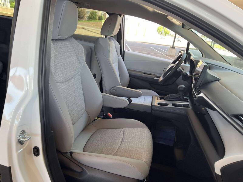 2025 Toyota Sienna LE 8-Passenger