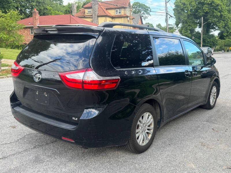 2017 Toyota Sienna XLE Premium 8-Passenger