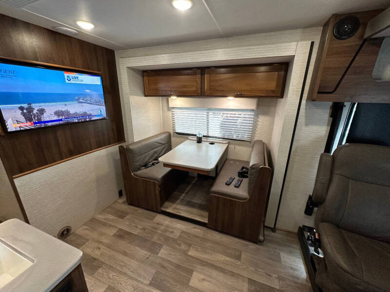 2020 Winnebago Intent 28y