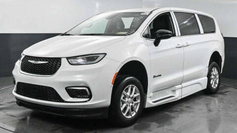 2025 Chrysler Pacifica Select