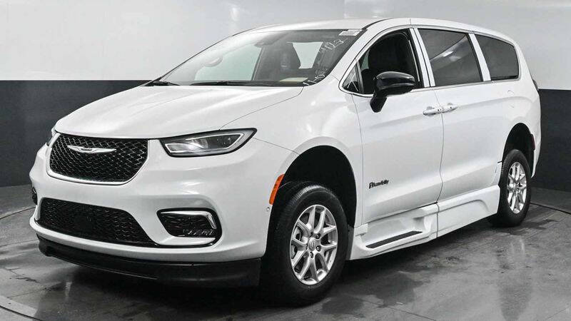 2025 Chrysler Pacifica Select