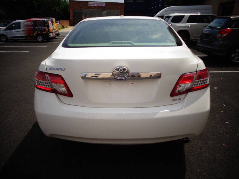 2011 Toyota Camry XLE photo 6