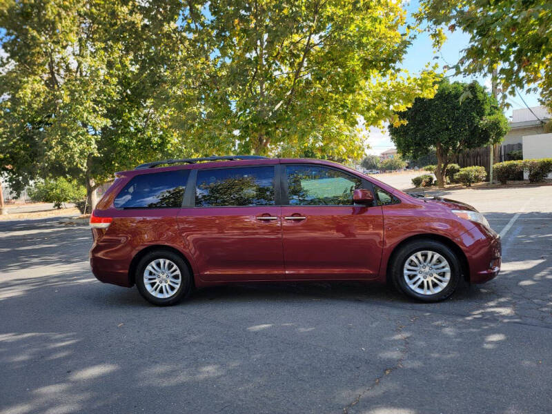 2013 Toyota Sienna XLE photo 6