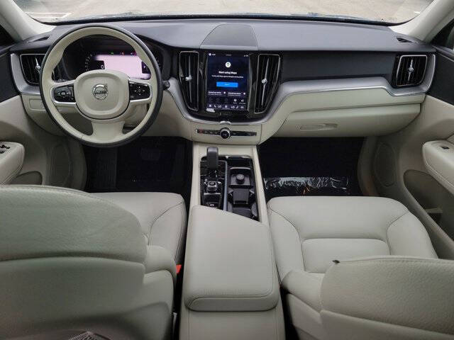 2024 Volvo XC60 B5 Core Dark Theme