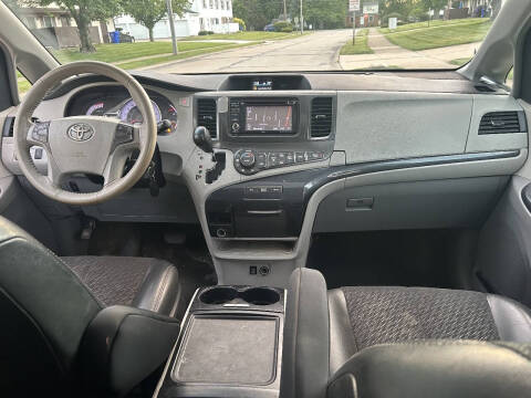 2013 Toyota Sienna SE 8-Passenger