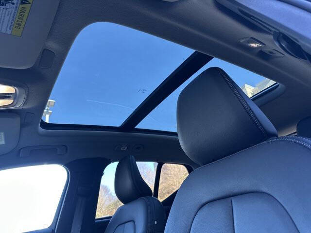 2025 Volvo XC40 B5 Core Bright Theme