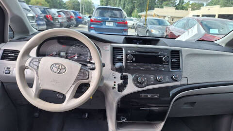 2011 Toyota Sienna LE 7-Passenger Auto Access Seat