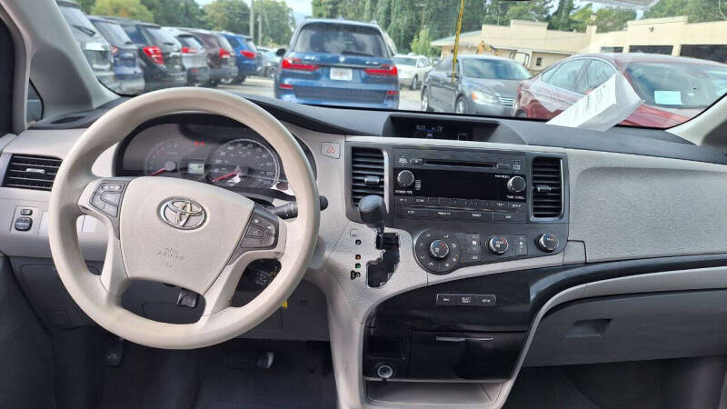 2011 Toyota Sienna LE 7-Passenger Auto Access Seat