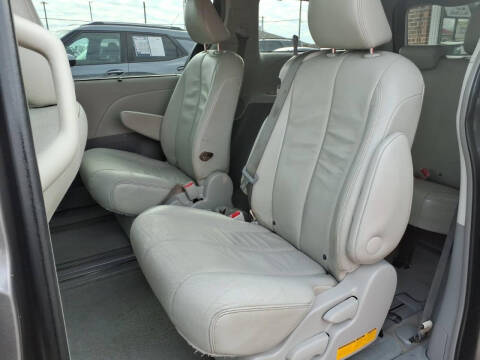 2014 Toyota Sienna XLE 7-Passenger Auto Access Seat