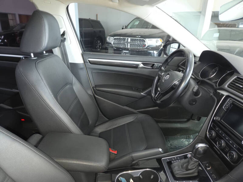 2019 Volkswagen Passat SE R-Line